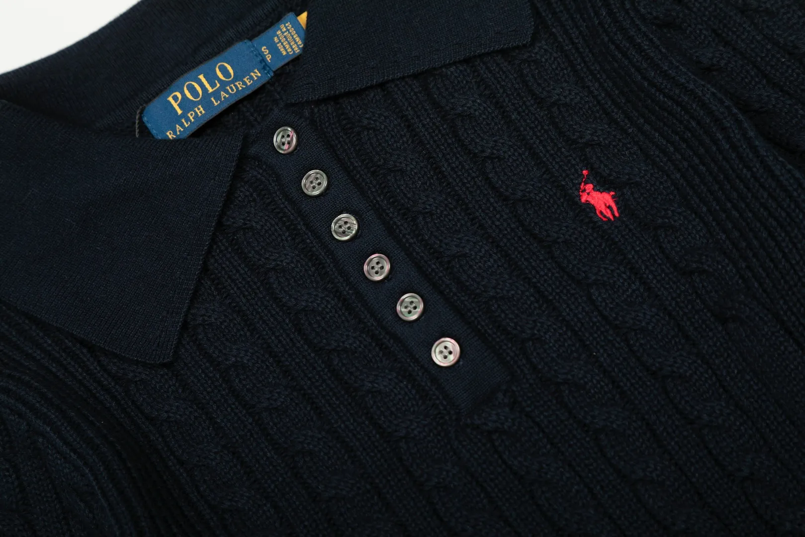 P250 top quality" Style number: DS050# (not off the shelves all year round) [Ralph Lauren lapel twist solid color basic pony embroidery logo goddess sweater] ✅Ralph Lauren Ralph Lauren goddess slim fit POLO lapel twist knit open chest autumn and winter sweater ✅Main supplier platform live broadcast Wholesale entity Wholesale entity Replenish when out of stock Not off the shelf ✅ZP quality 1:1 version Scan the code to enter the GF website Counter quality ✅Details and quality are the only one in Guangzhou. Imported quality cotton yarn, focusing on high-end, cost-effective, good quality needless to say. ✅Restore the original version. The maximum size can be worn up to 150 pounds. Loose, comfortable and stress-free. ✅The upper body is simple and easy to put on. A must-have for goddess ootd. Good-looking clothes are never picky. A must-have in the goddess's wardrobe. Size: S-XL. Color: black, milky white, gray, navy blue, burgundy.
